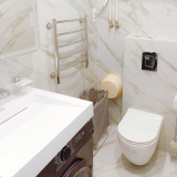 Удобная ванная комната с современной сантехникой